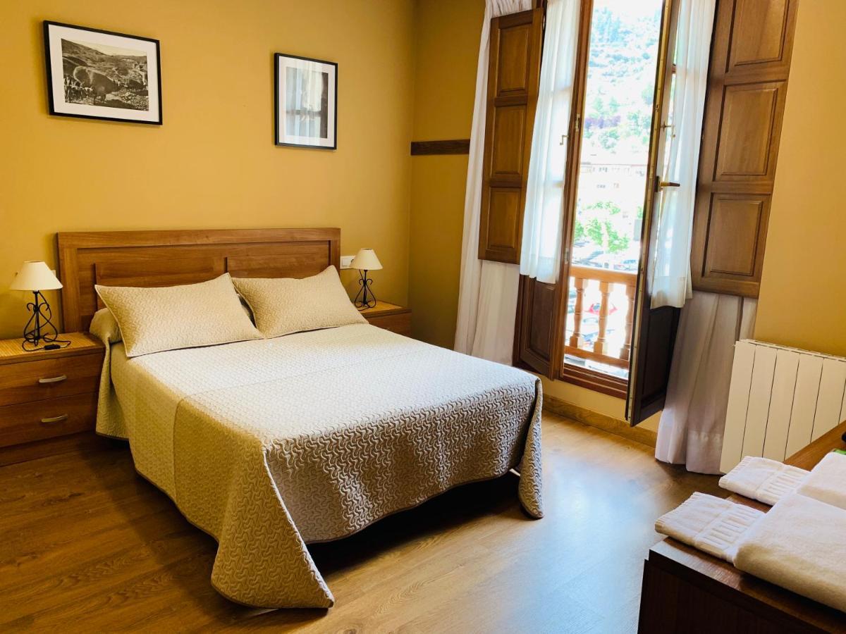 Hotel Hostal La Serna Potes Zewnętrze zdjęcie